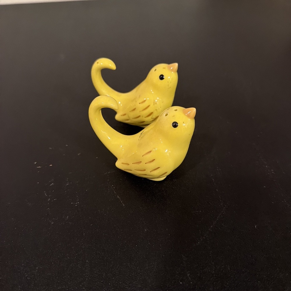 Vintage YELLOW BIRDIES Collectible Salt and Pepper Shaker Set. JAPAN